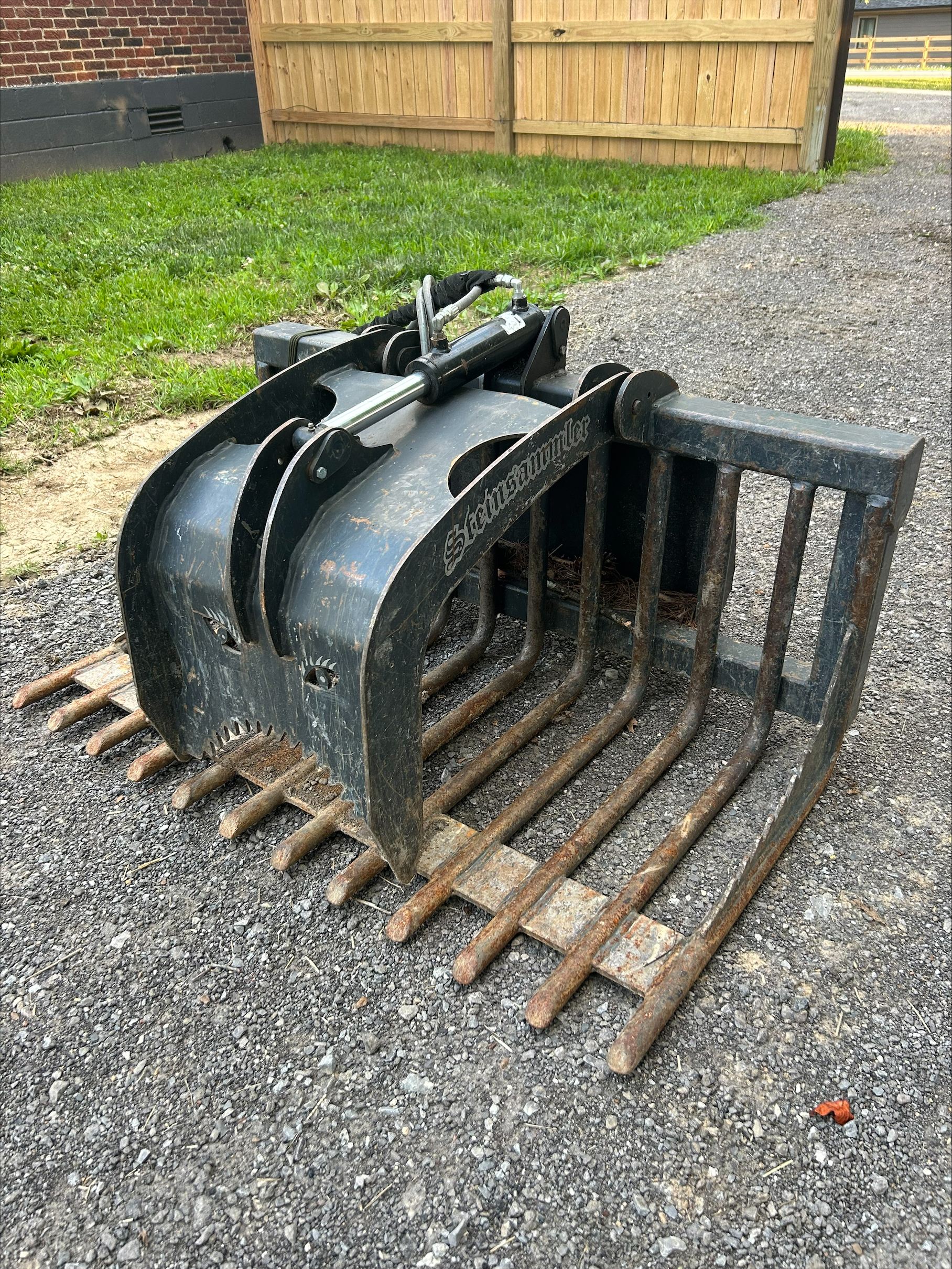 Hydraulic grapple bucket attachment for rent – Ditch Witch Sk800, Joelton, TN